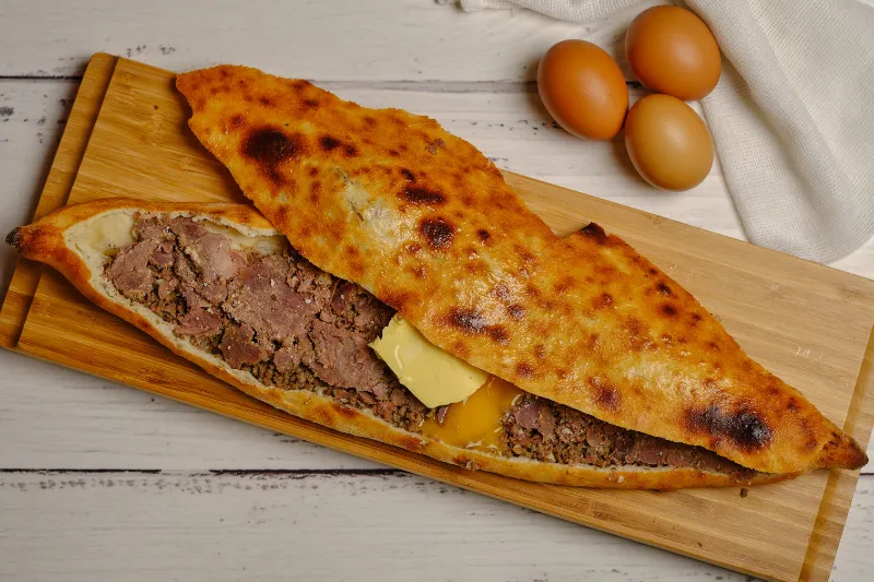 Kavurmalı Pide (Kapalı)